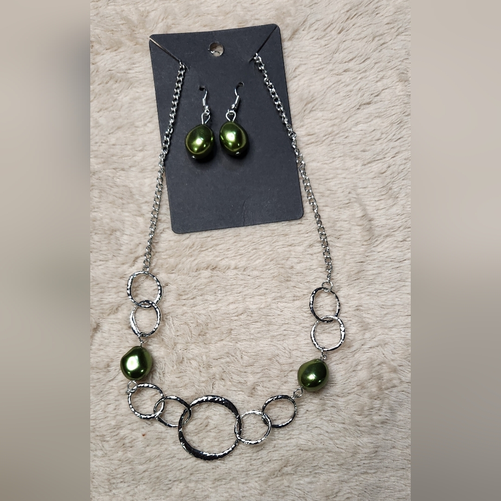 SOLD‼️Jewelry - Silvertone and green